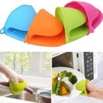 Silicone Heat Resistant Gloves Clips – Non-Stick, Anti-Slip Pot & Bowl Holder Mitts for Cooking & Baking – 1 Pair (Random Color)