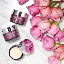 This mascara is specially formulated for mature eyes and sensitive skin, so handle with care during application. - Image 3